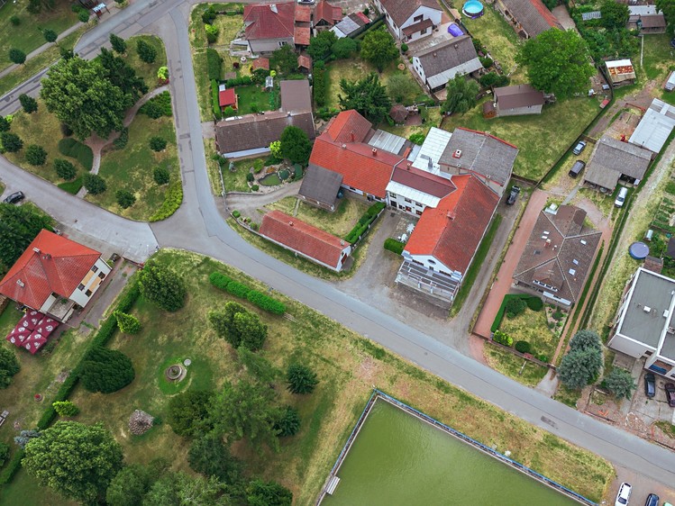 Prodej rodinného domu 865 m², pozemek 843 m² - foto 1