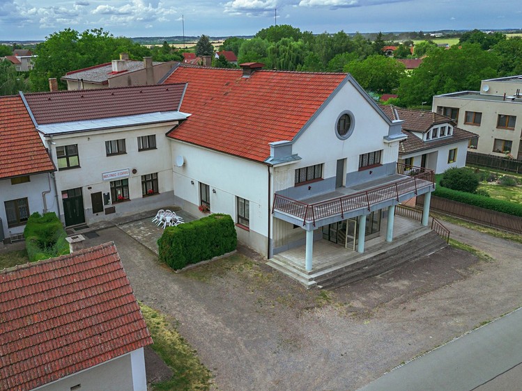 Prodej rodinného domu 865 m², pozemek 843 m² - foto 3