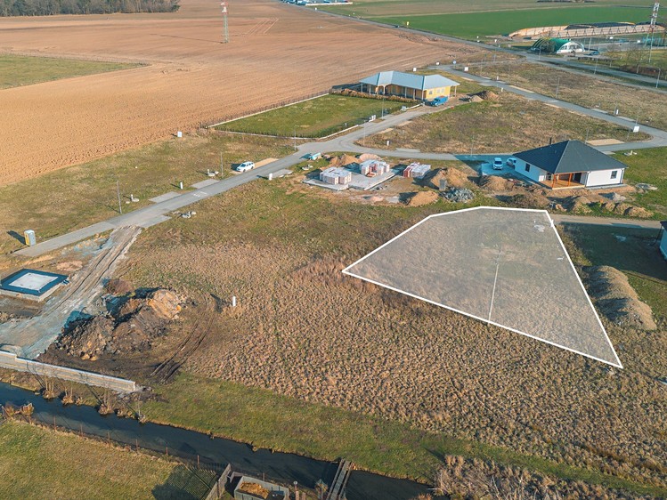 Prodej stavebního pozemku 1 168 m² - foto 1