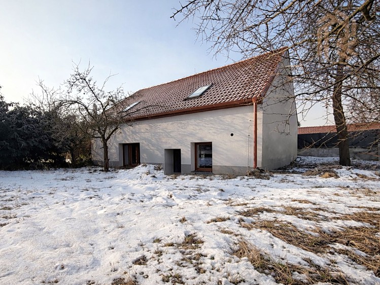 Prodej rodinného domu 137 m², pozemek 332 m² - foto 2