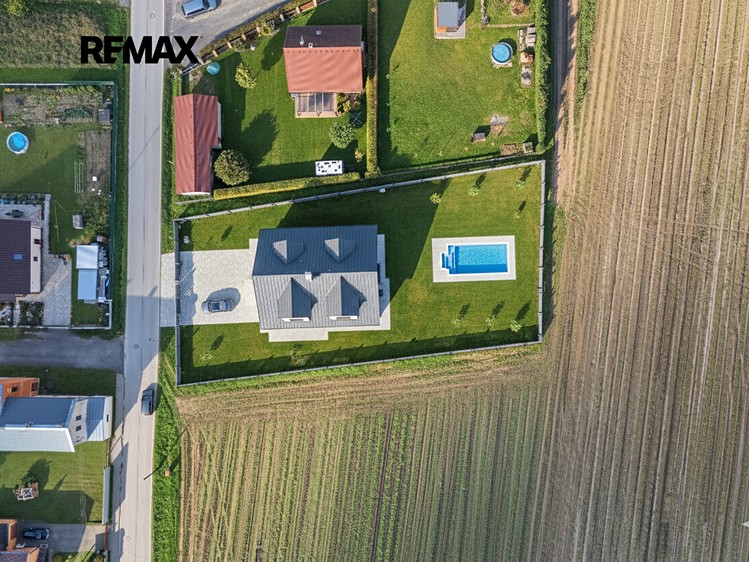 Prodej stavebního pozemku 1 671 m² - foto 1