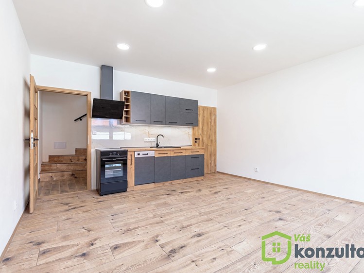 Prodej rodinného domu 214 m², pozemek 166 m² - foto 2