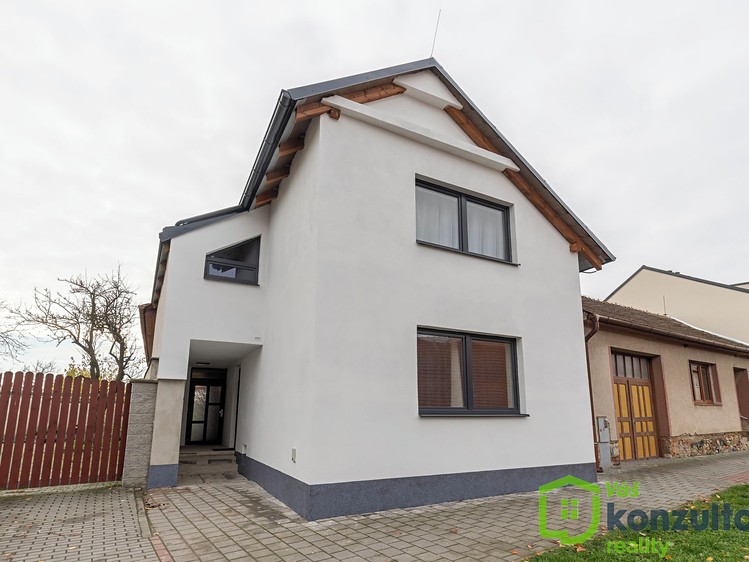 Prodej rodinného domu 214 m², pozemek 166 m² - foto 1