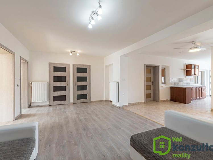 Prodej rodinného domu 204 m², pozemek 1 432 m² - foto 2