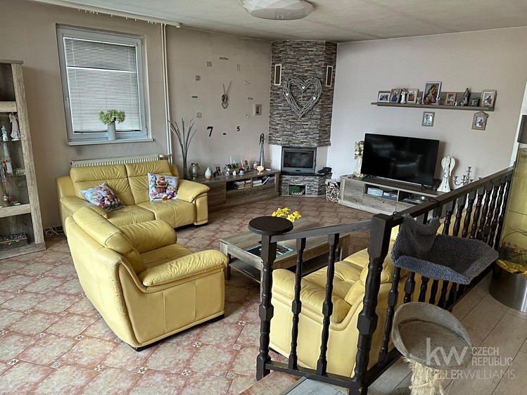 Prodej rodinného domu 206 m², pozemek 1 091 m² - foto 4