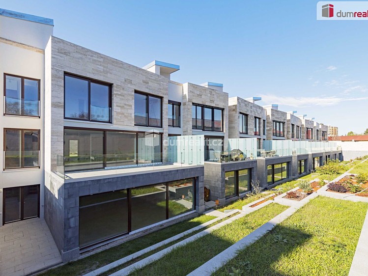 Prodej rodinného domu 378 m², pozemek 619 m² - foto 1