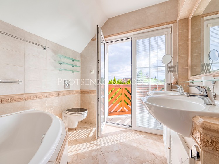 Prodej rodinného domu 185 m², pozemek 920 m² - foto 2