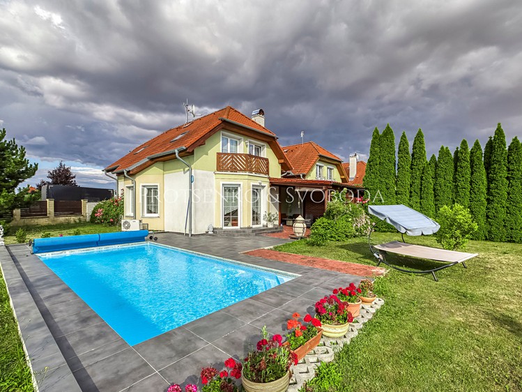 Prodej rodinného domu 185 m², pozemek 920 m² - foto 1