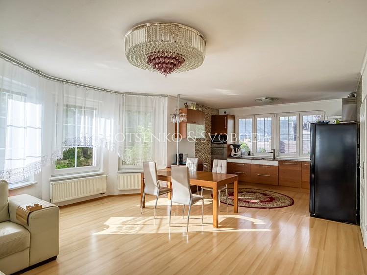 Prodej rodinného domu 185 m², pozemek 920 m² - foto 8