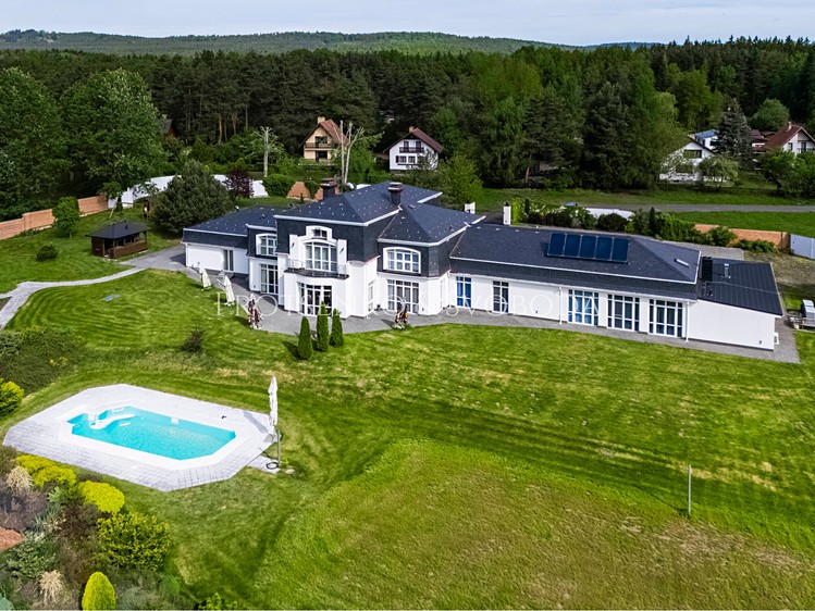 Prodej rodinného domu 900 m², pozemek 19 000 m² - foto 1