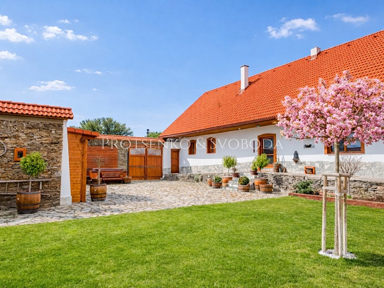 Prodej rodinného domu 926 m², pozemek 3 061 m² - foto 2