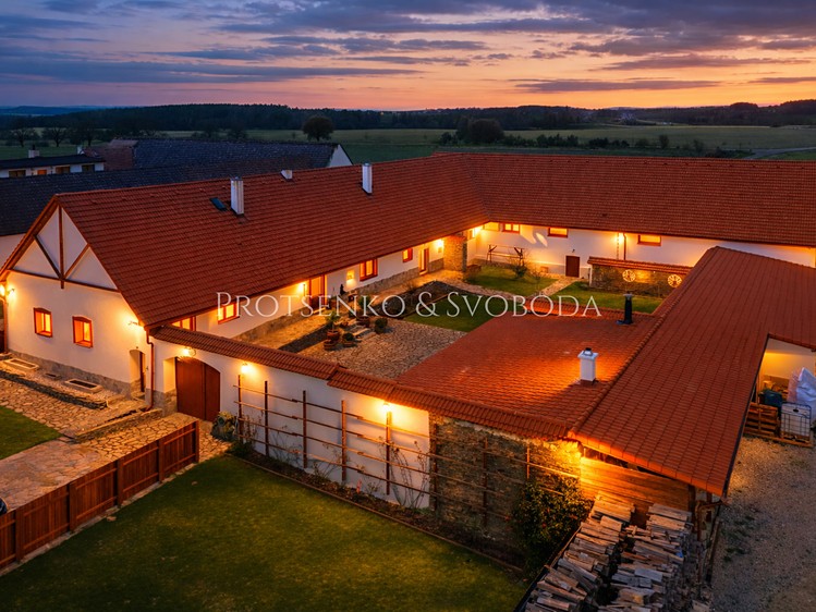 Prodej rodinného domu 926 m², pozemek 3 061 m² - foto 1