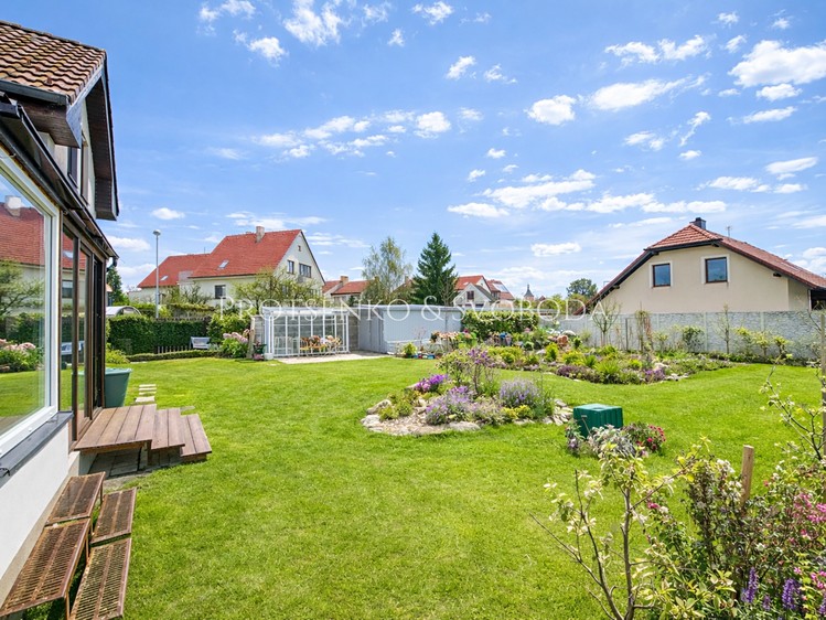 Prodej  rodinného domu 252 m², pozemek 845 m² - foto 4