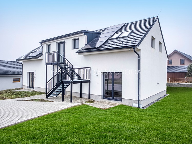 Prodej rodinného domu 218 m², pozemek 743 m² - foto 2