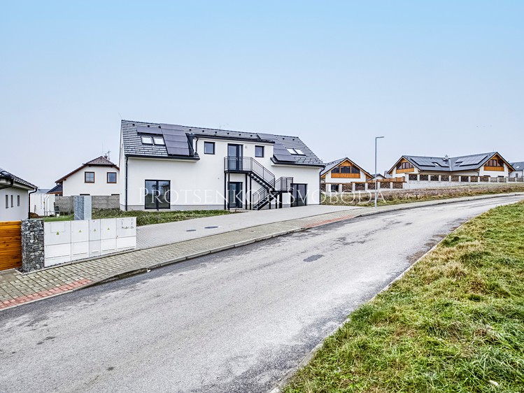 Prodej rodinného domu 218 m², pozemek 743 m² - foto 1