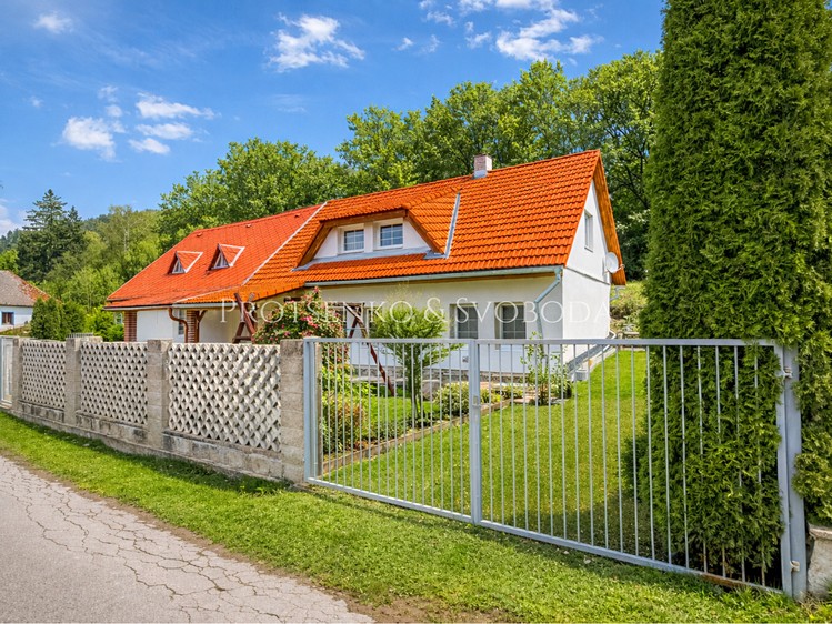 Prodej rodinného domu 290 m², pozemek 860 m² - foto 1