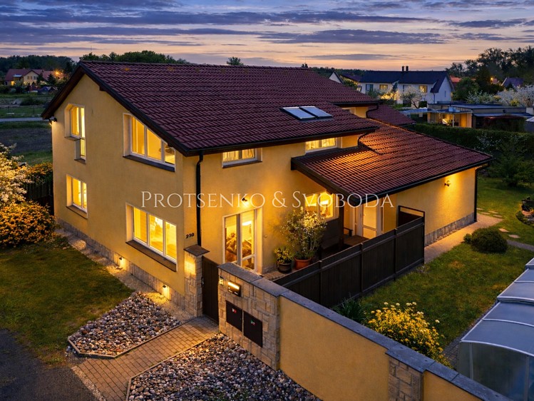 Prodej rodinného domu 283 m², pozemek 721 m² - foto 1