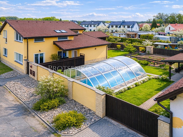 Prodej rodinného domu 283 m², pozemek 721 m² - foto 2