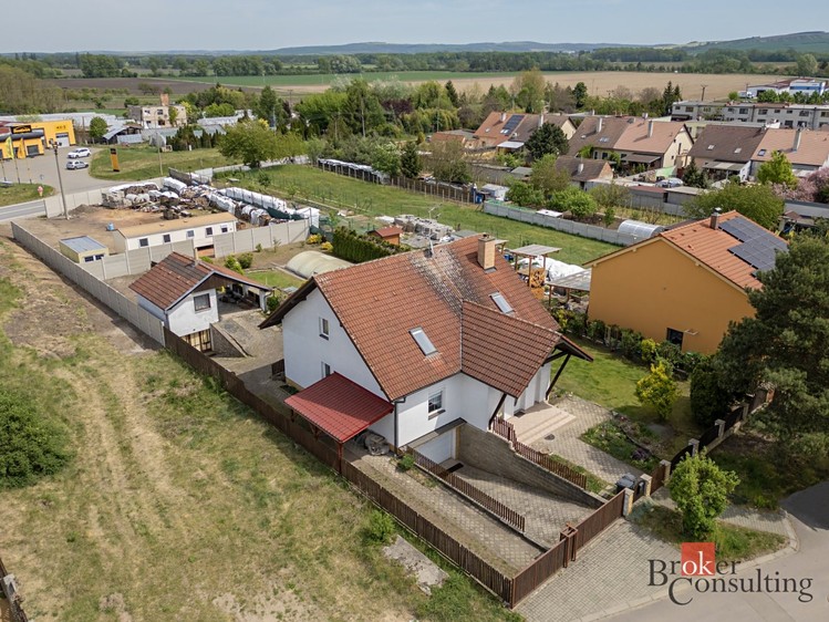 Prodej rodinného domu 209 m², pozemek 1 000 m² - foto 2