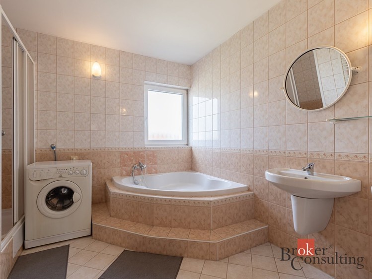 Prodej rodinného domu 209 m², pozemek 1 000 m² - foto 5