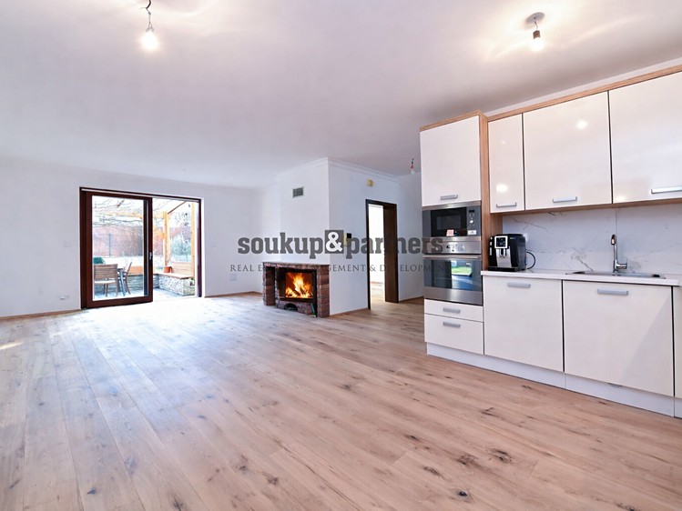 Prodej rodinného domu 211 m², pozemek 751 m² - foto 4