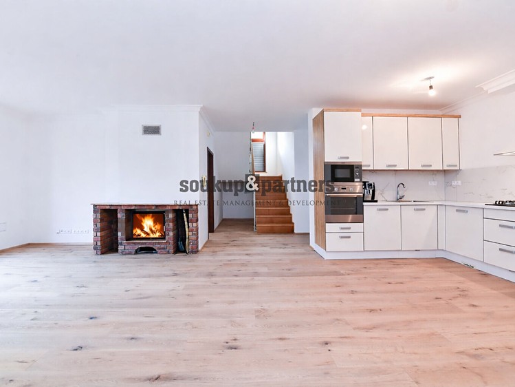 Prodej rodinného domu 211 m², pozemek 751 m² - foto 2