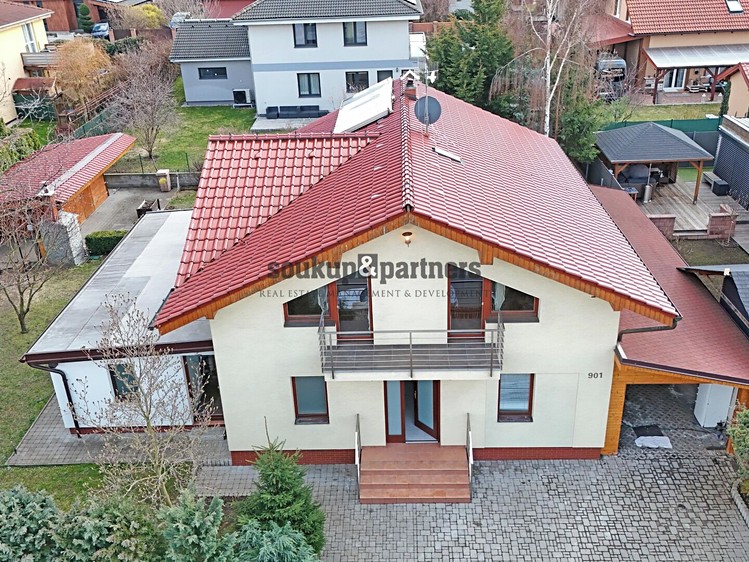 Prodej rodinného domu 211 m², pozemek 751 m² - foto 1