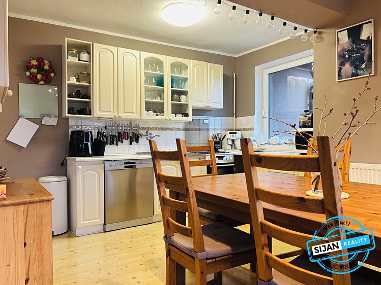 Prodej rodinného domu 234 m², pozemek 682 m² - foto 2