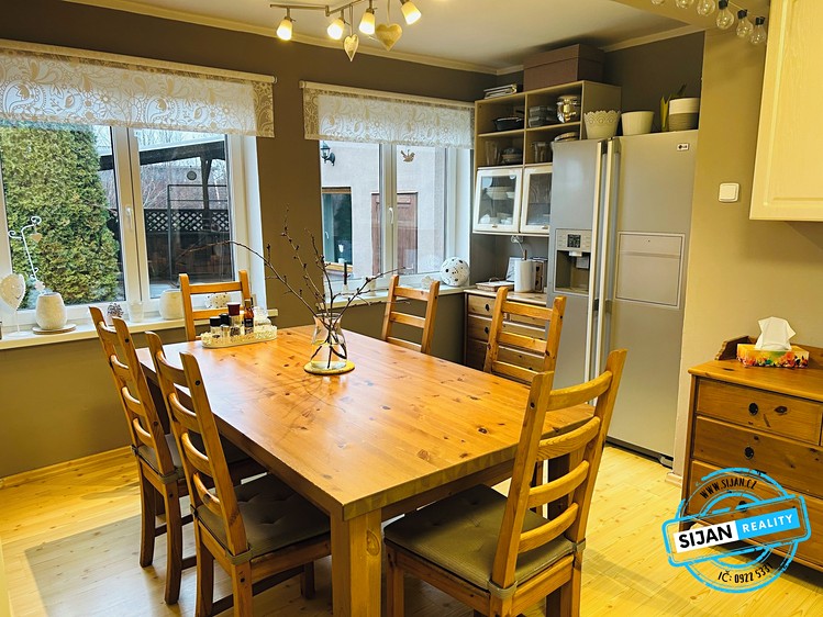 Prodej rodinného domu 234 m², pozemek 682 m² - foto 5