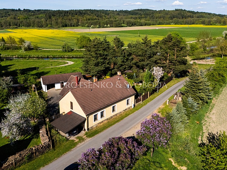 Prodej rodinného domu 298 m², pozemek 1 263 m² - foto 2