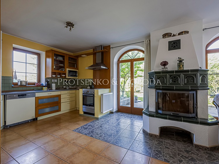 Prodej rodinného domu 298 m², pozemek 1 263 m² - foto 6