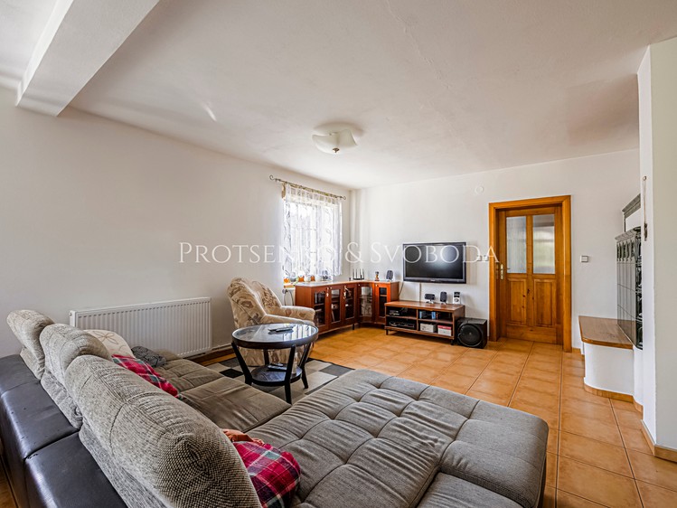 Prodej rodinného domu 298 m², pozemek 1 263 m² - foto 7