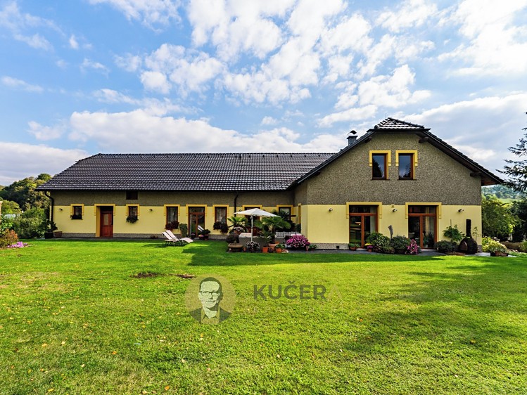 Prodej rodinného domu 672 m², pozemek 152 285 m² - foto 1