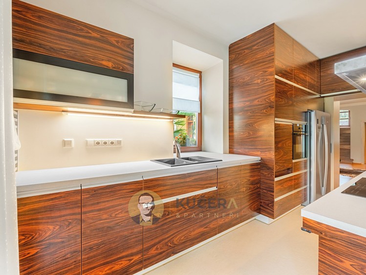 Prodej rodinného domu 672 m², pozemek 152 285 m² - foto 2
