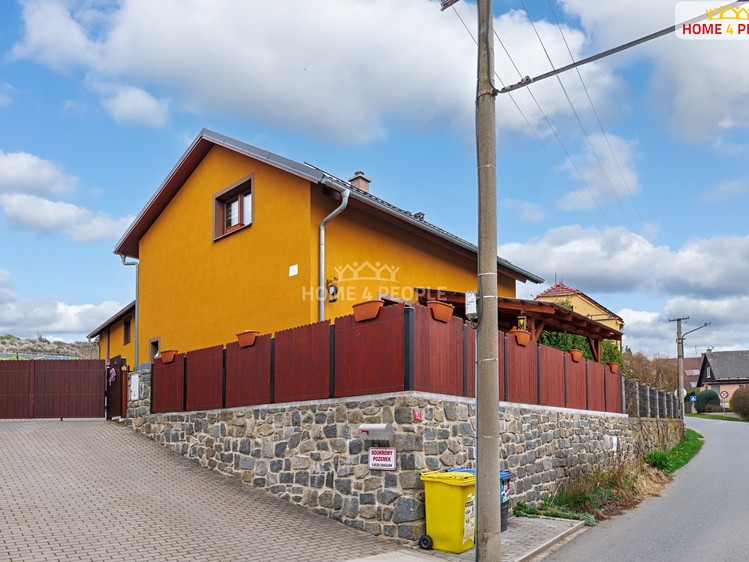 Prodej rodinného domu 258 m², pozemek 939 m² - foto 1