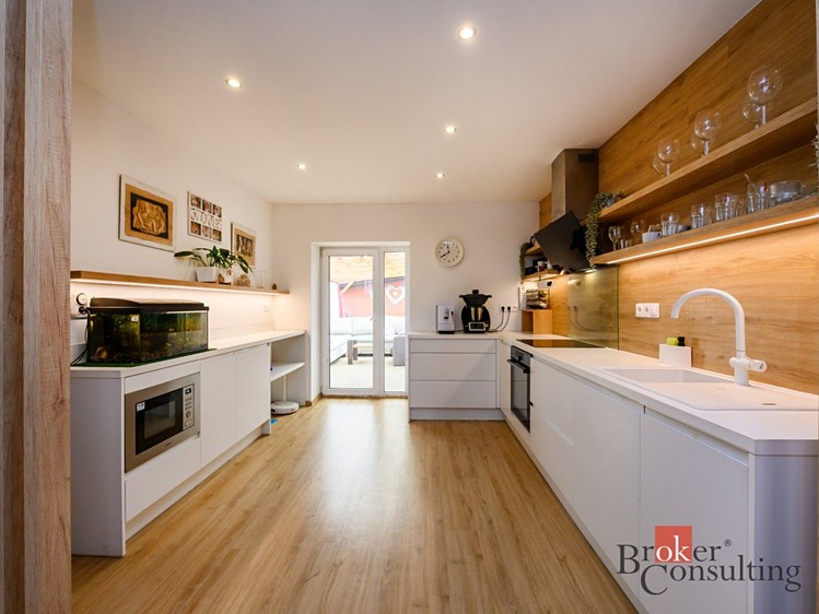 Prodej rodinného domu 170 m², pozemek 717 m² - foto 1
