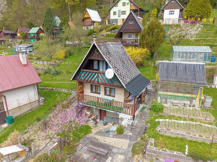 Prodej chaty 40 m², pozemek 1 m² - foto 1