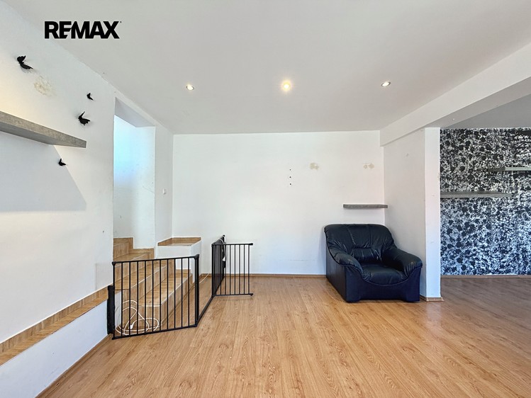 Prodej vícegeneračního domu 407 m², pozemek 244 m² - foto 4