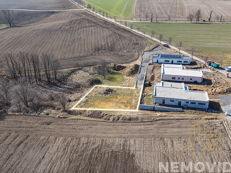 Prodej stavebního pozemku 895 m² - foto 1
