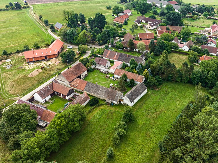 Prodej rodinného domu 633 m², pozemek 5 725 m² - foto 2
