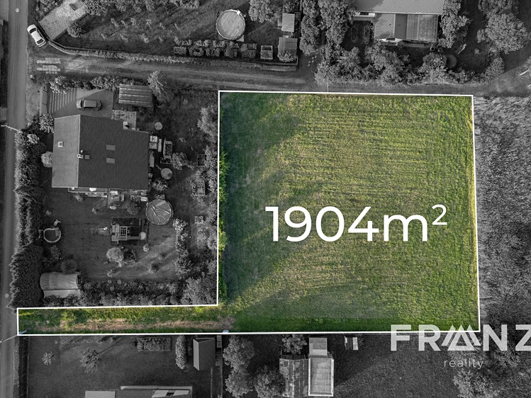 Prodej stavebního pozemku 1 904 m² - foto 1