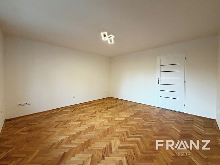 Pronájem bytu 3+1 60 m² - foto 8