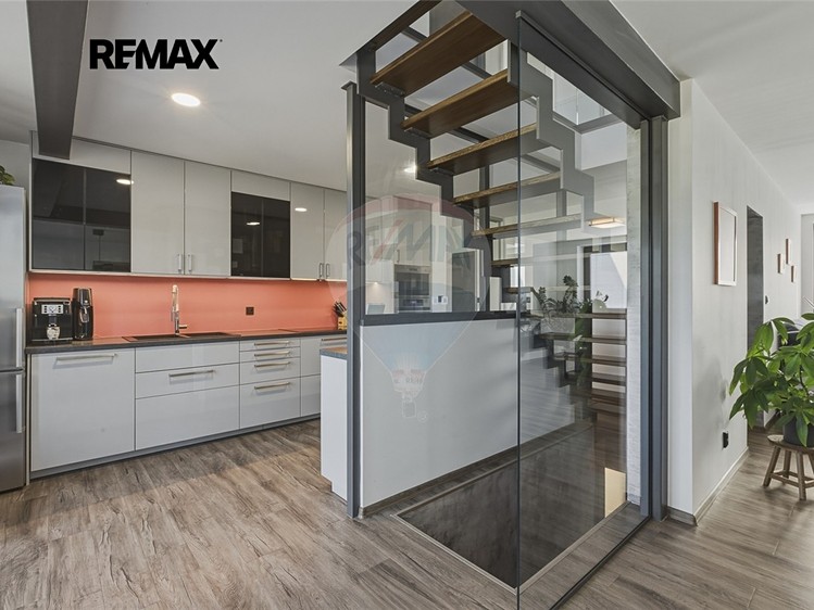 Prodej vícegeneračního domu 182 m², pozemek 83 m² - foto 4