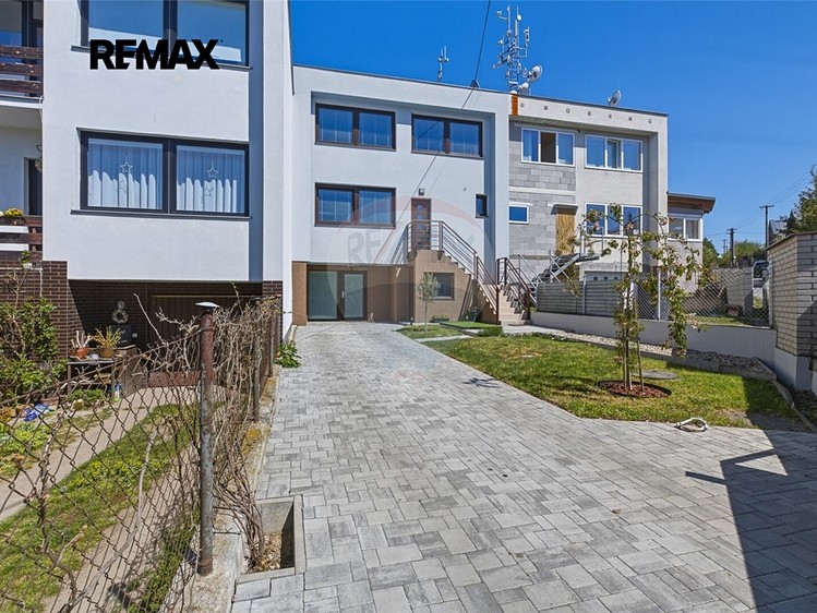 Prodej vícegeneračního domu 182 m², pozemek 83 m² - foto 1