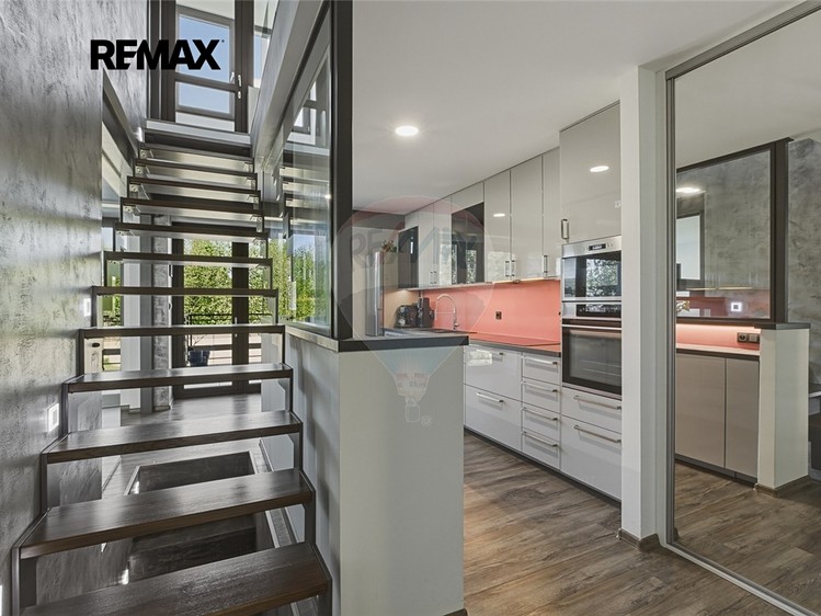 Prodej vícegeneračního domu 182 m², pozemek 83 m² - foto 8