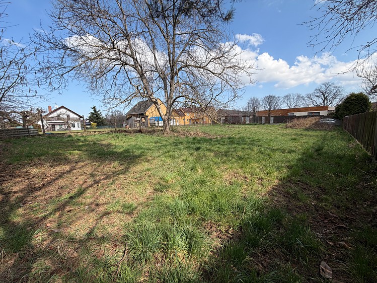 Prodej stavebního pozemku 820 m² - foto 1