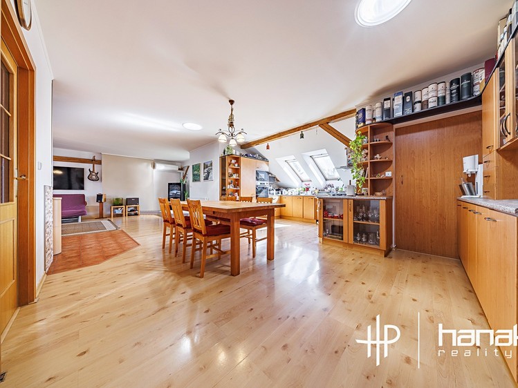 Prodej bytu 5+kk 159 m² (Podkrovní) - foto 1