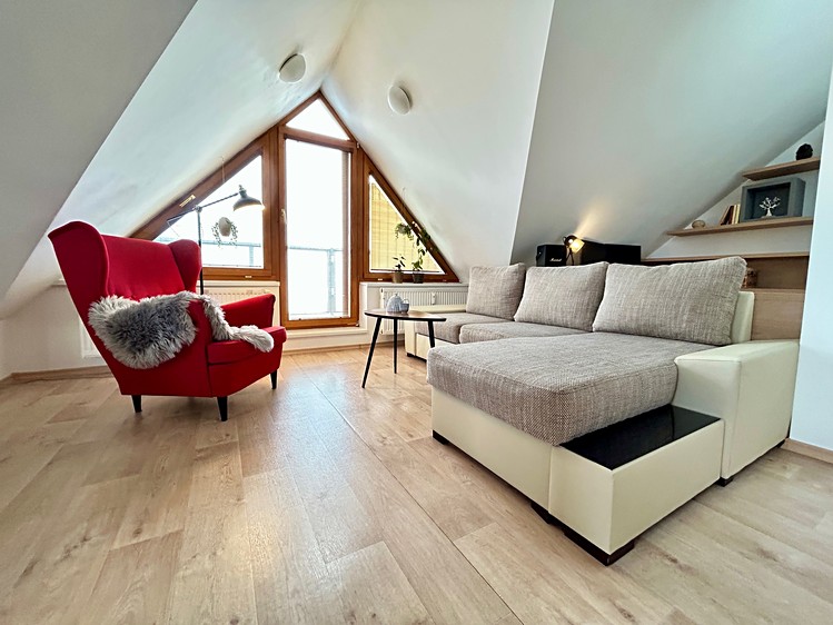 Prodej bytu 3+1 83 m² (Podkrovní) - foto 1