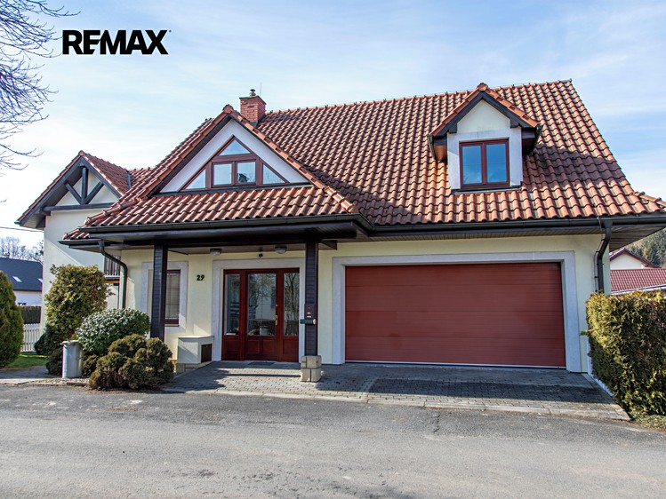 Prodej rodinného domu 302 m², pozemek 2 176 m² - foto 2