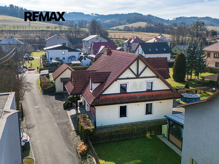 Prodej rodinného domu 302 m², pozemek 2 176 m² - foto 8
